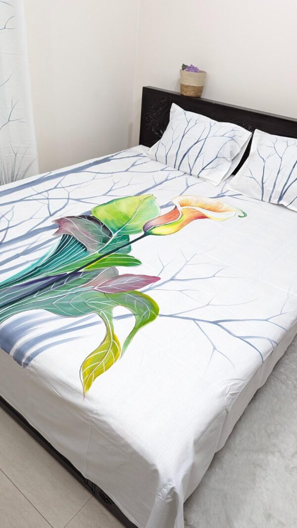 Artfully hand-painted blossom designs adorn a luxurious twill cotton bedsheet, adding elegance and charm to any bedroom decor